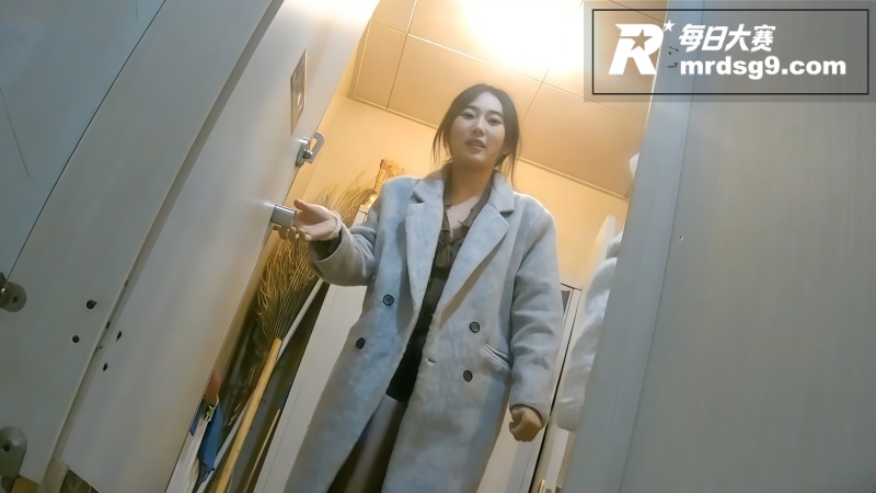 精选厕拍系列 商场女相关图片1