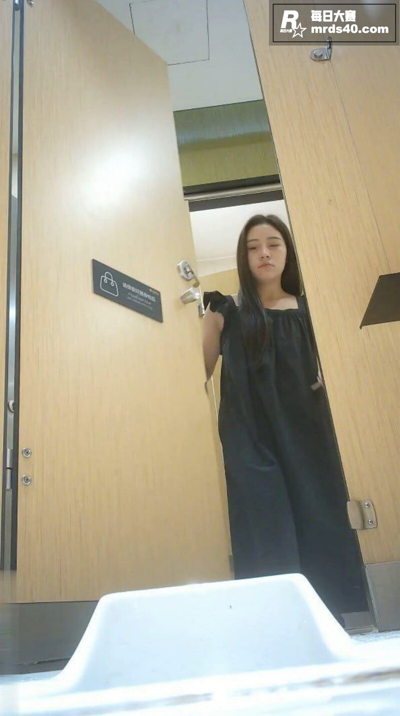 精品厕拍系列！酒吧女相关图片3