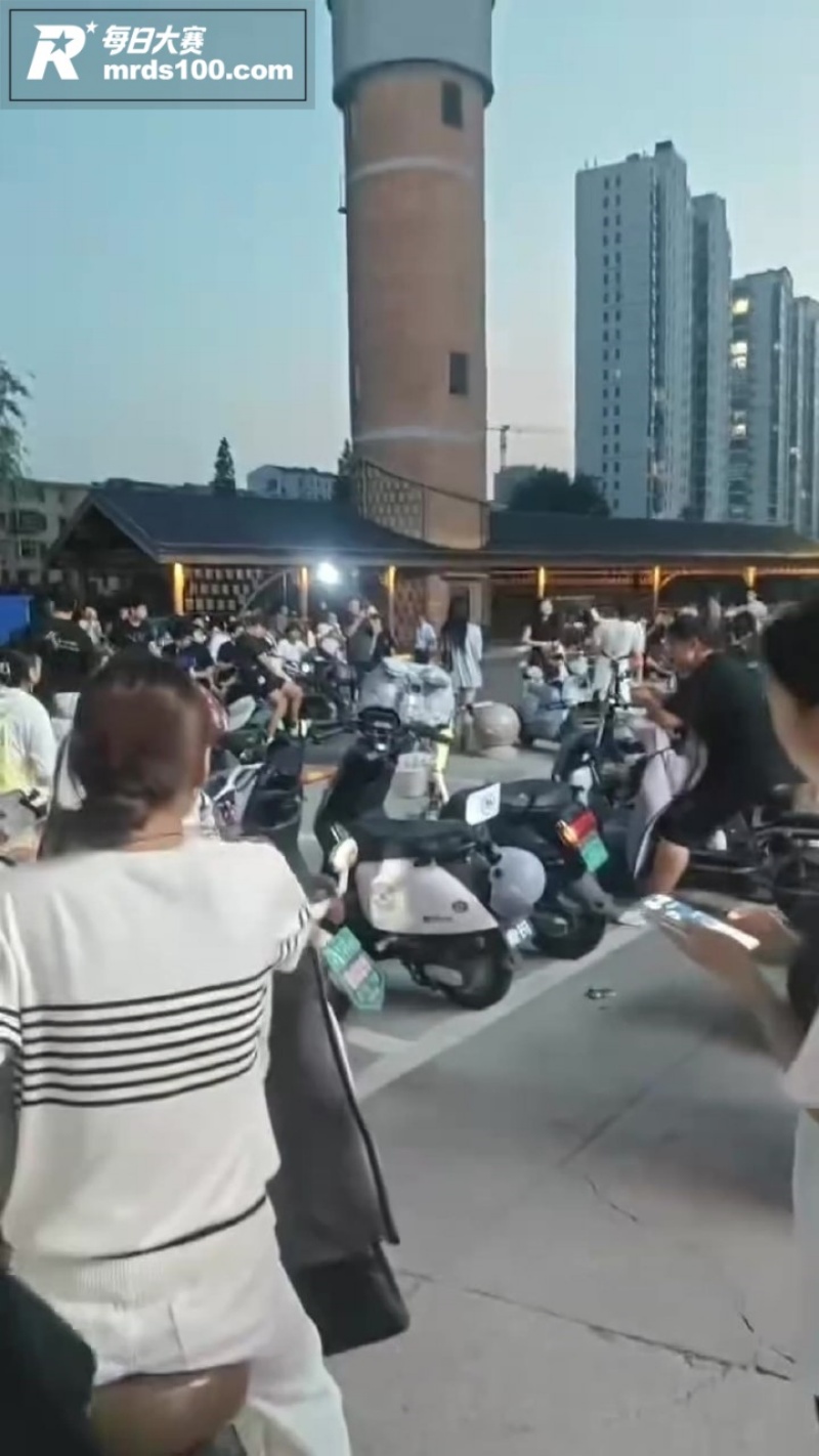 临沂街头抓小三引发激相关图片1