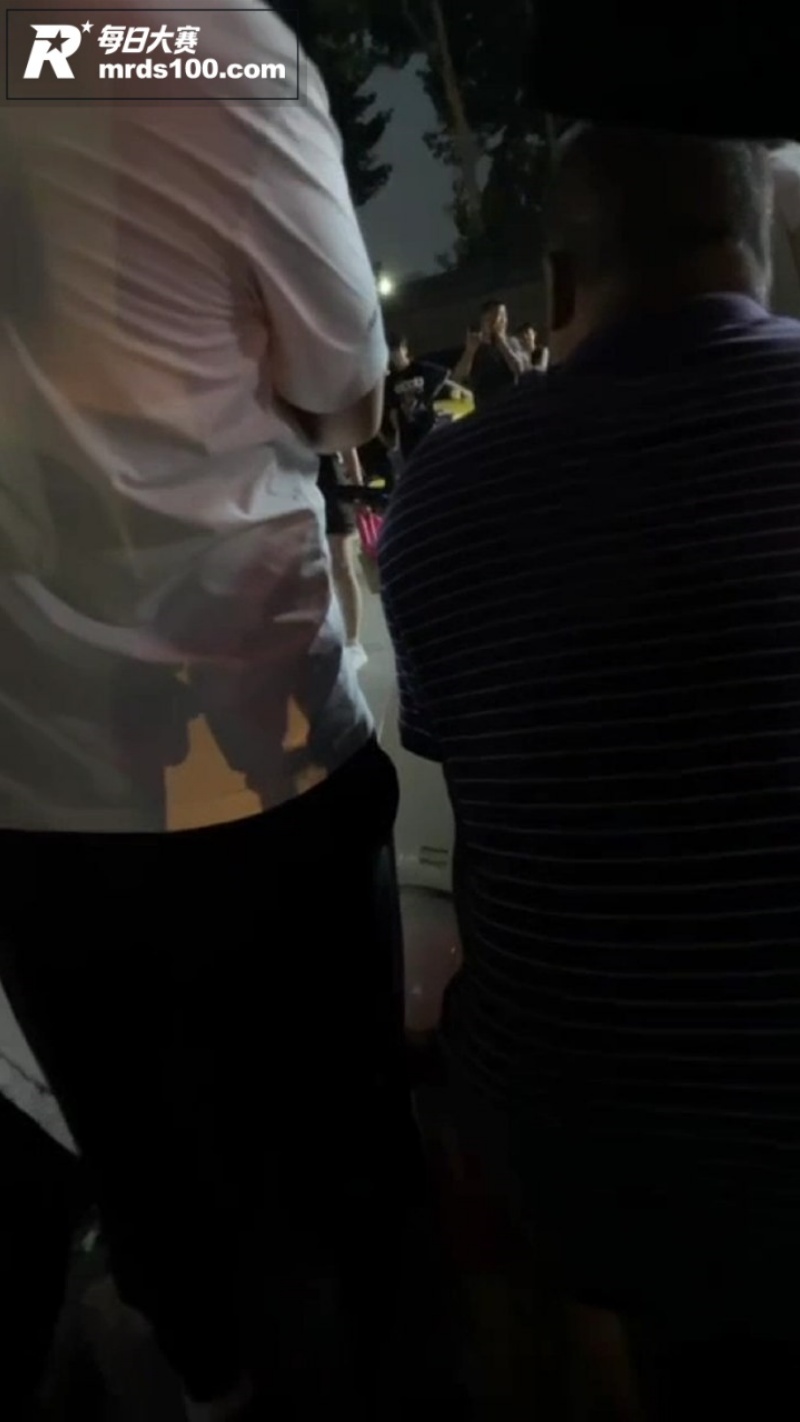 临沂街头抓小三引发激相关图片2