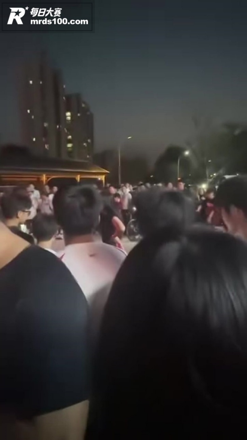 临沂街头抓小三引发激相关图片4