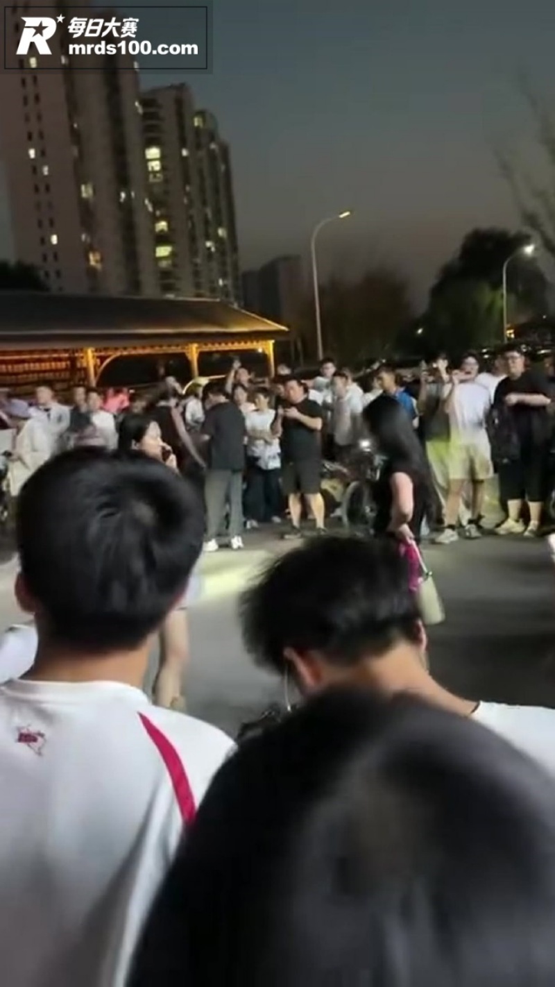 临沂街头抓小三引发激相关图片5