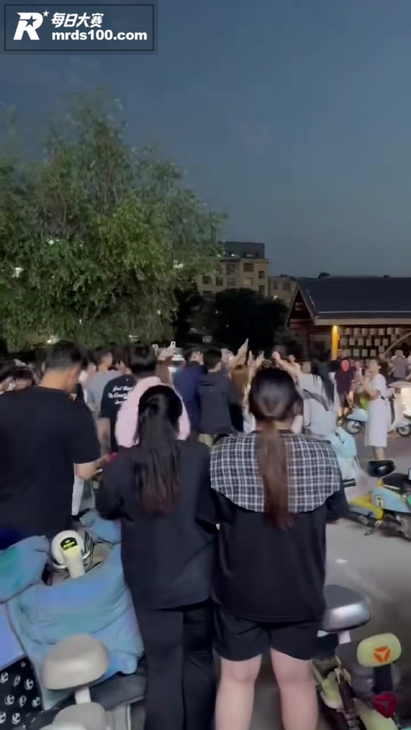 临沂街头抓小三引发激相关图片6