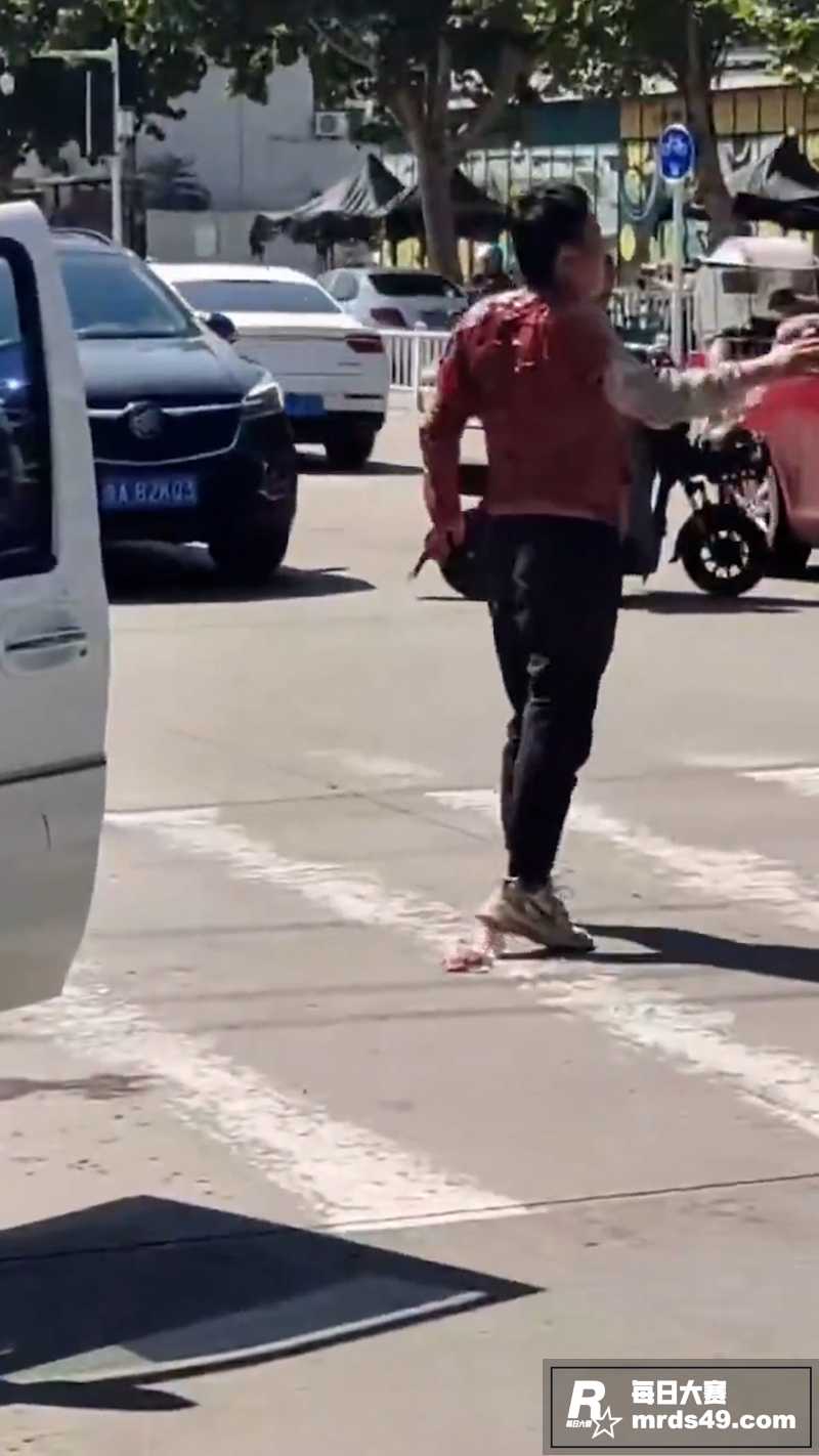山东泰安小贩与城管爆相关图片1