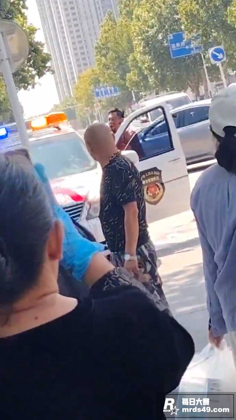 山东泰安小贩与城管爆相关图片5