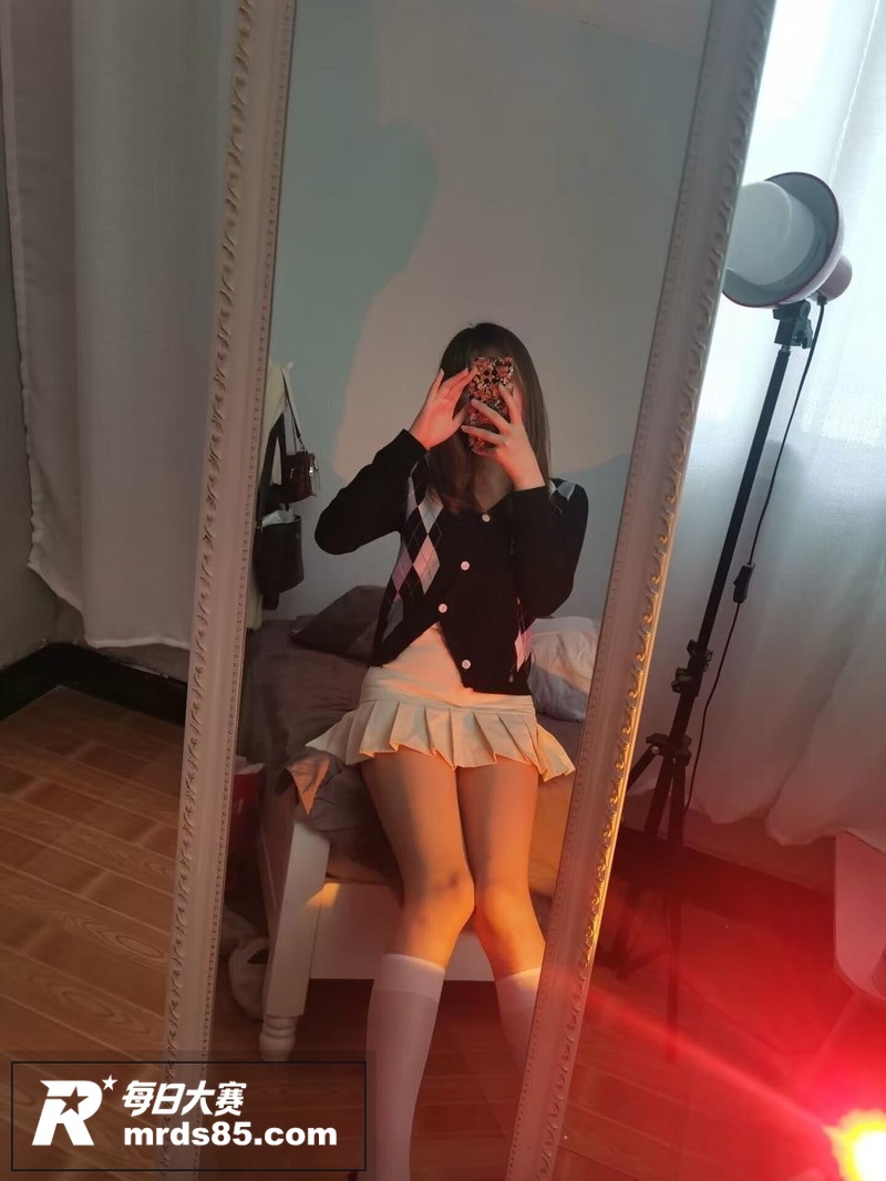 高颜值在校反差少女 相关图片2