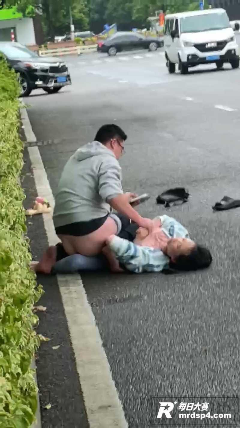 山西太原街头男女当众相关图片1