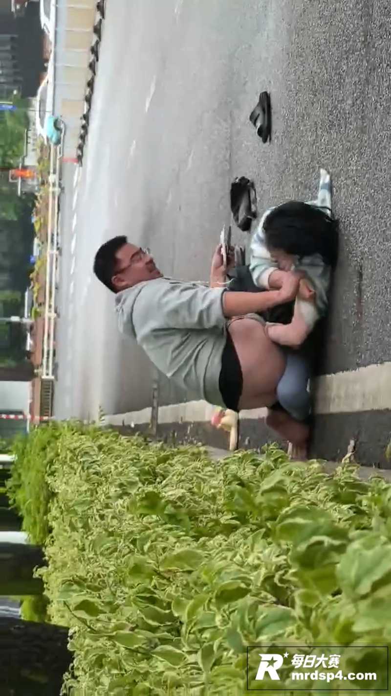 山西太原街头男女当众相关图片3