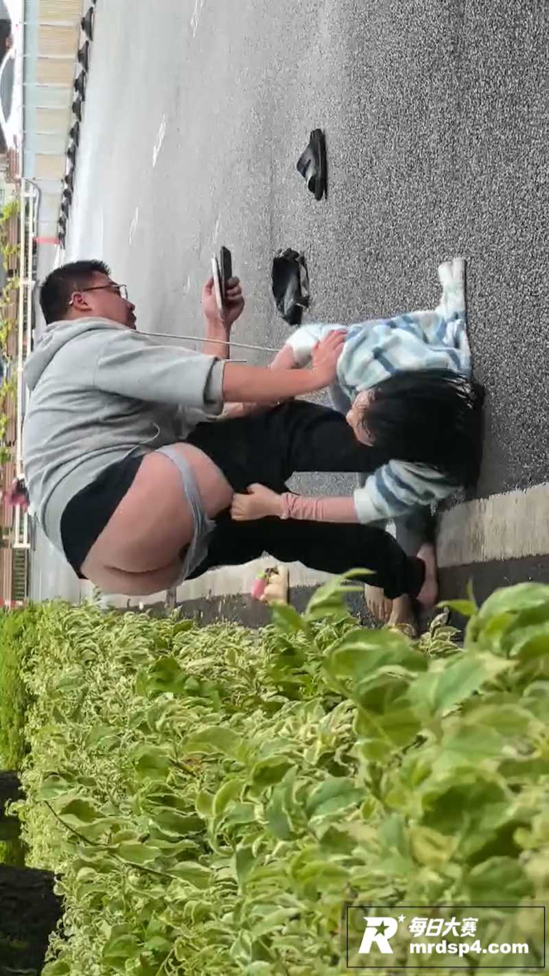 山西太原街头男女当众相关图片5