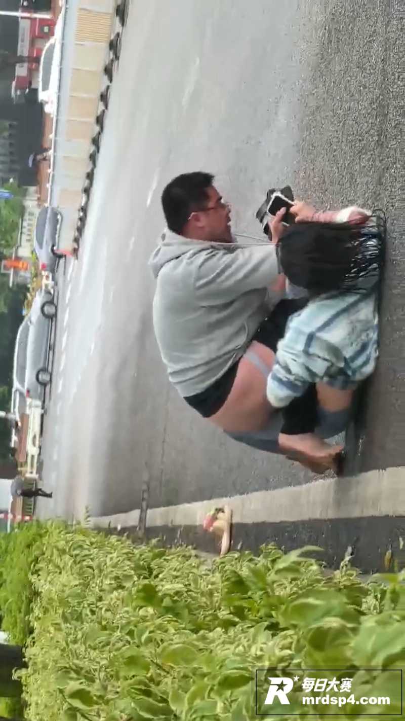 山西太原街头男女当众相关图片6