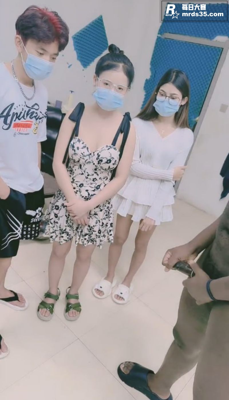 绿帽小伙带姐妹花跟黑相关图片1