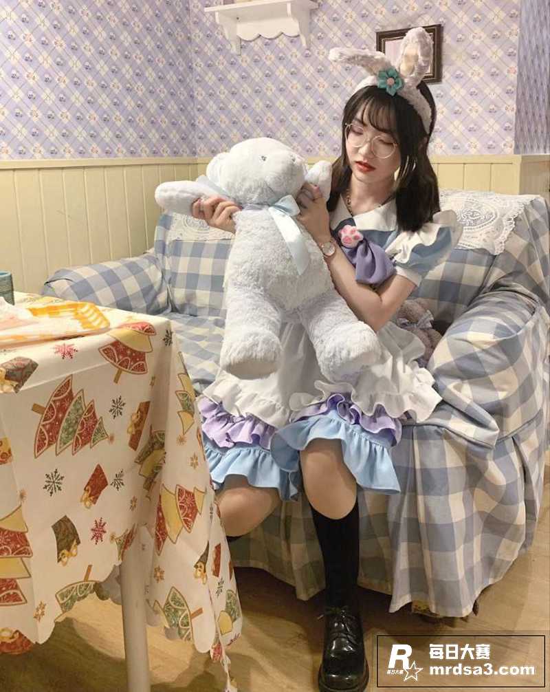 高颜值眼镜妹反差曝光相关图片1