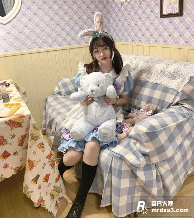 高颜值眼镜妹反差曝光相关图片2