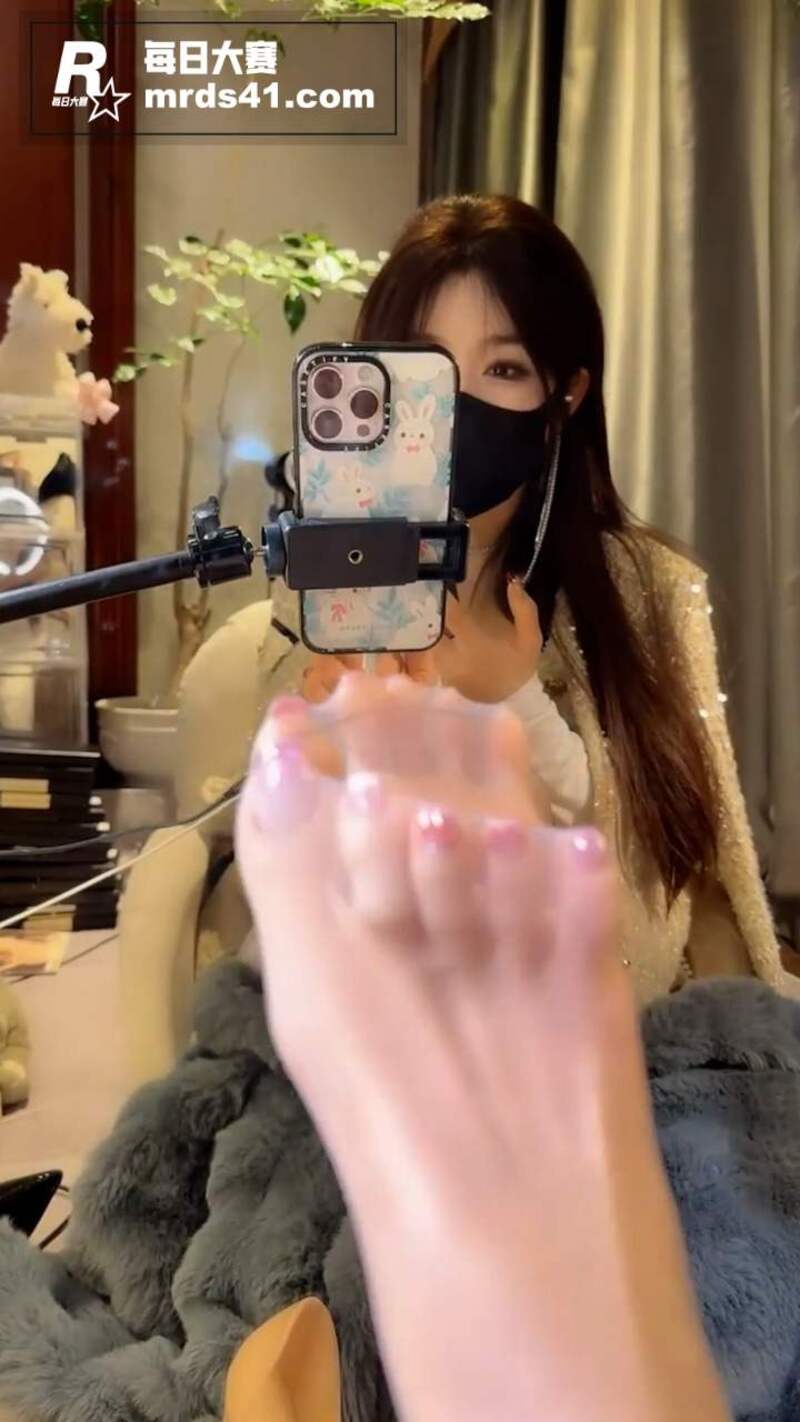 易直播丝足女神 赵一相关图片2