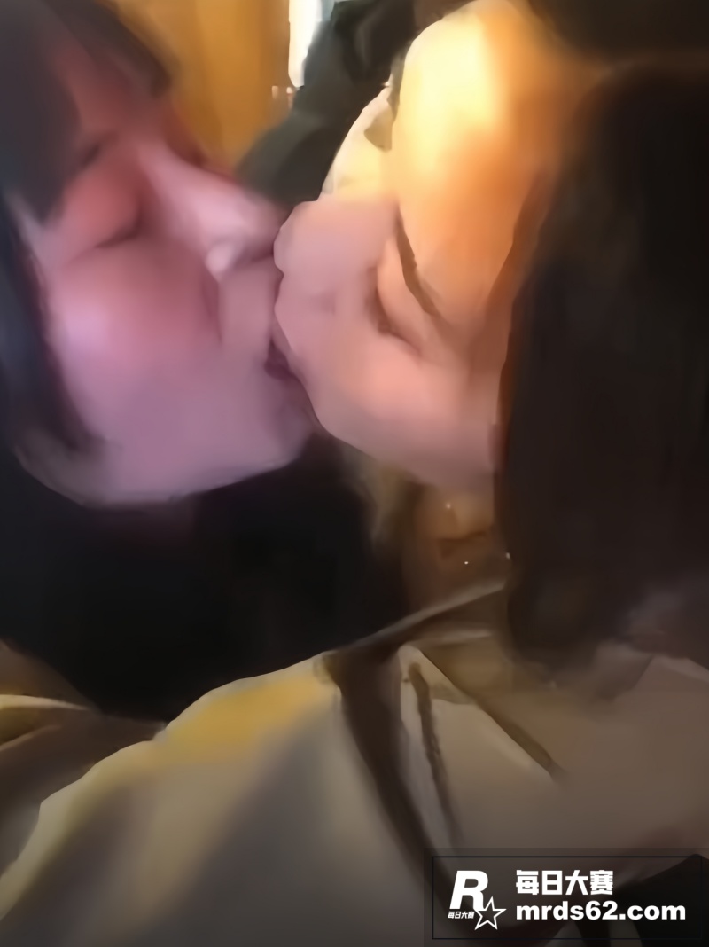极品高颜女神香艳舌吻相关图片5