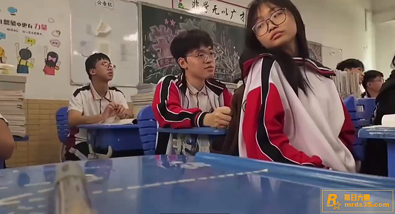 万人求高中生上课摸奶相关图片4