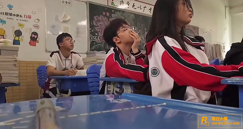 万人求高中生上课摸奶相关图片5