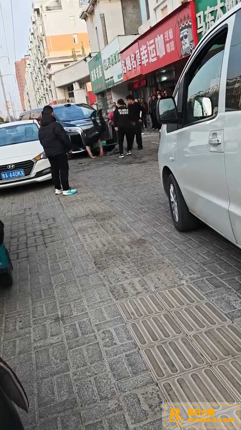 河南开封男子情绪失控相关图片8