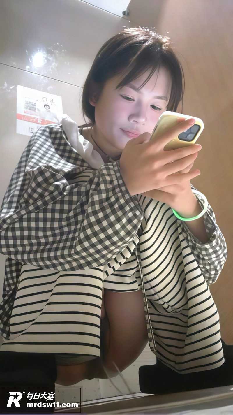 酒吧女厕监控偷拍 多相关图片3