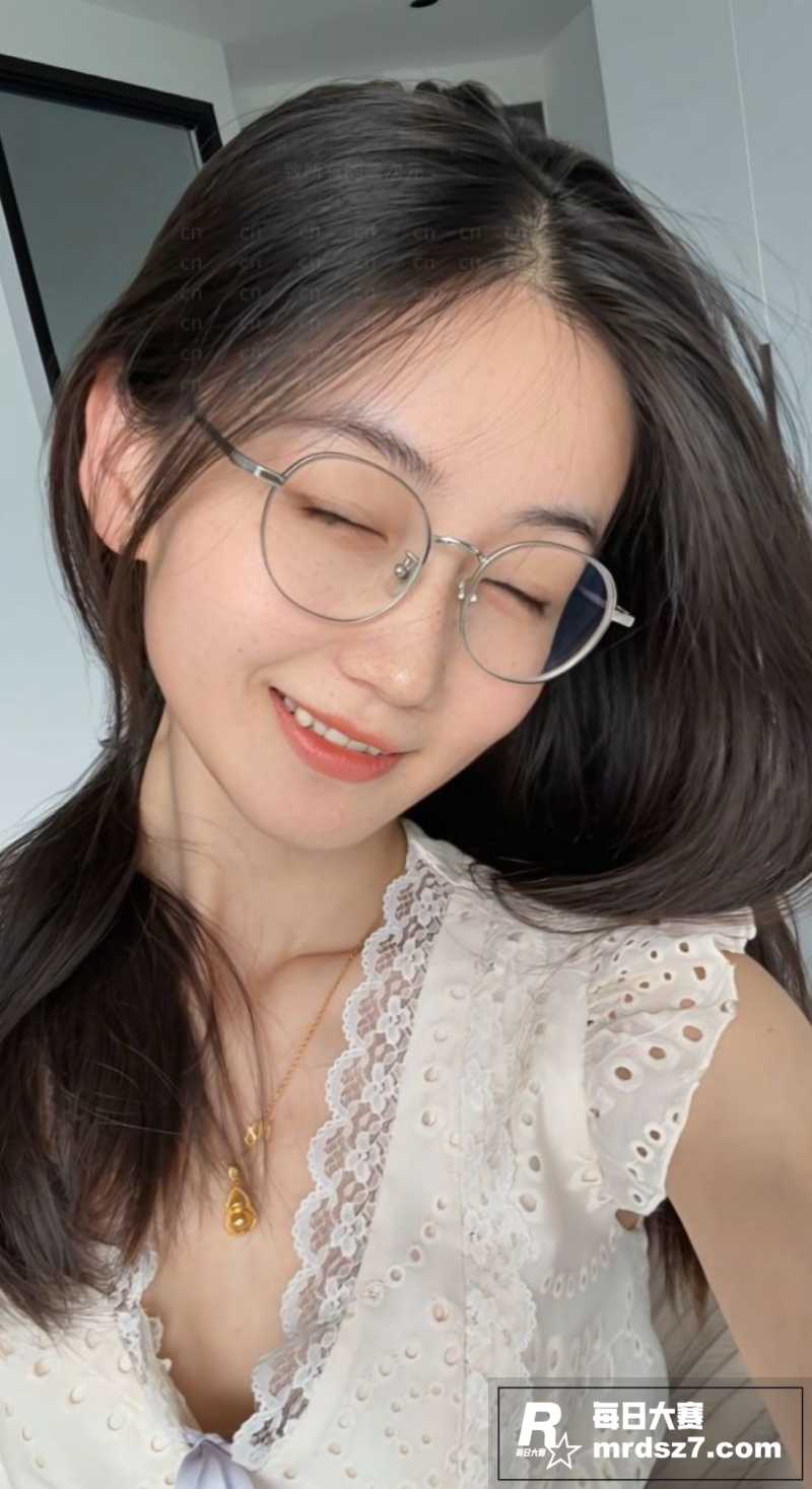 上海浦东反差眼镜妹 相关图片3