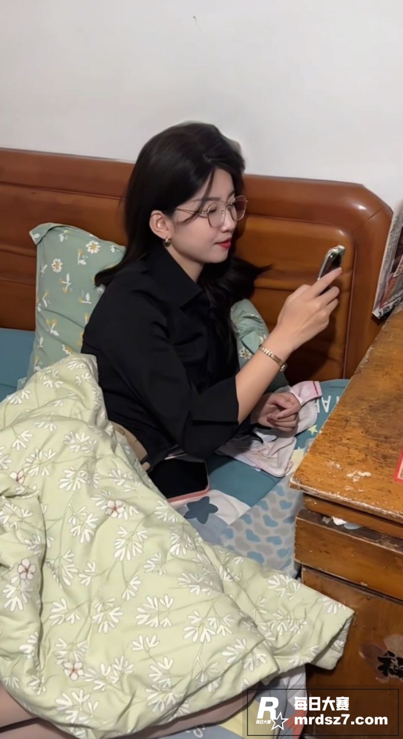 上海浦东反差眼镜妹 相关图片4