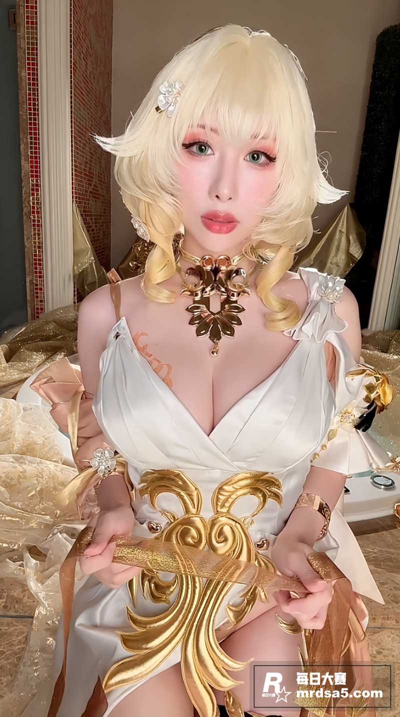 巨乳尤物Coser 相关图片1