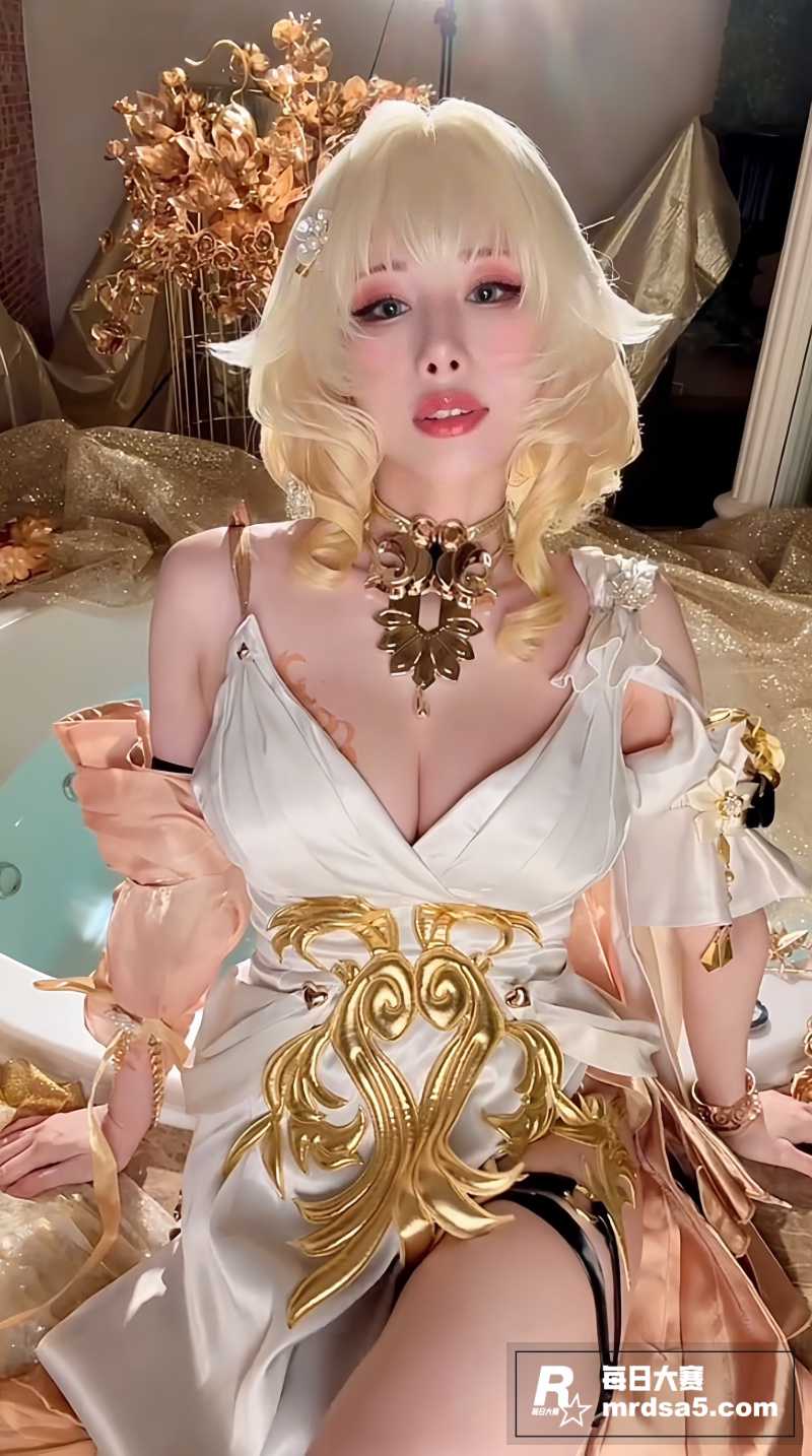 巨乳尤物Coser 相关图片4