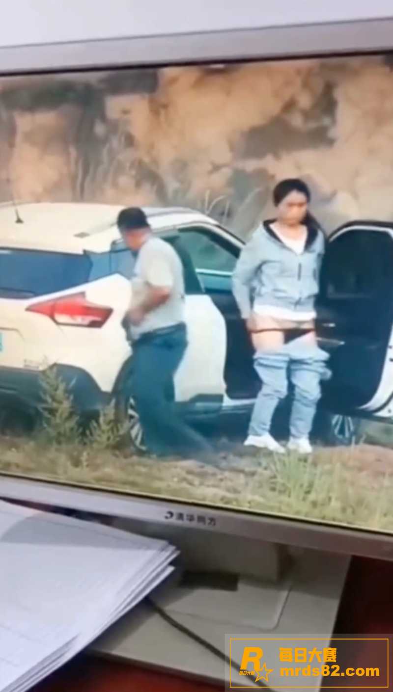 中年男女户外野战 车相关图片2