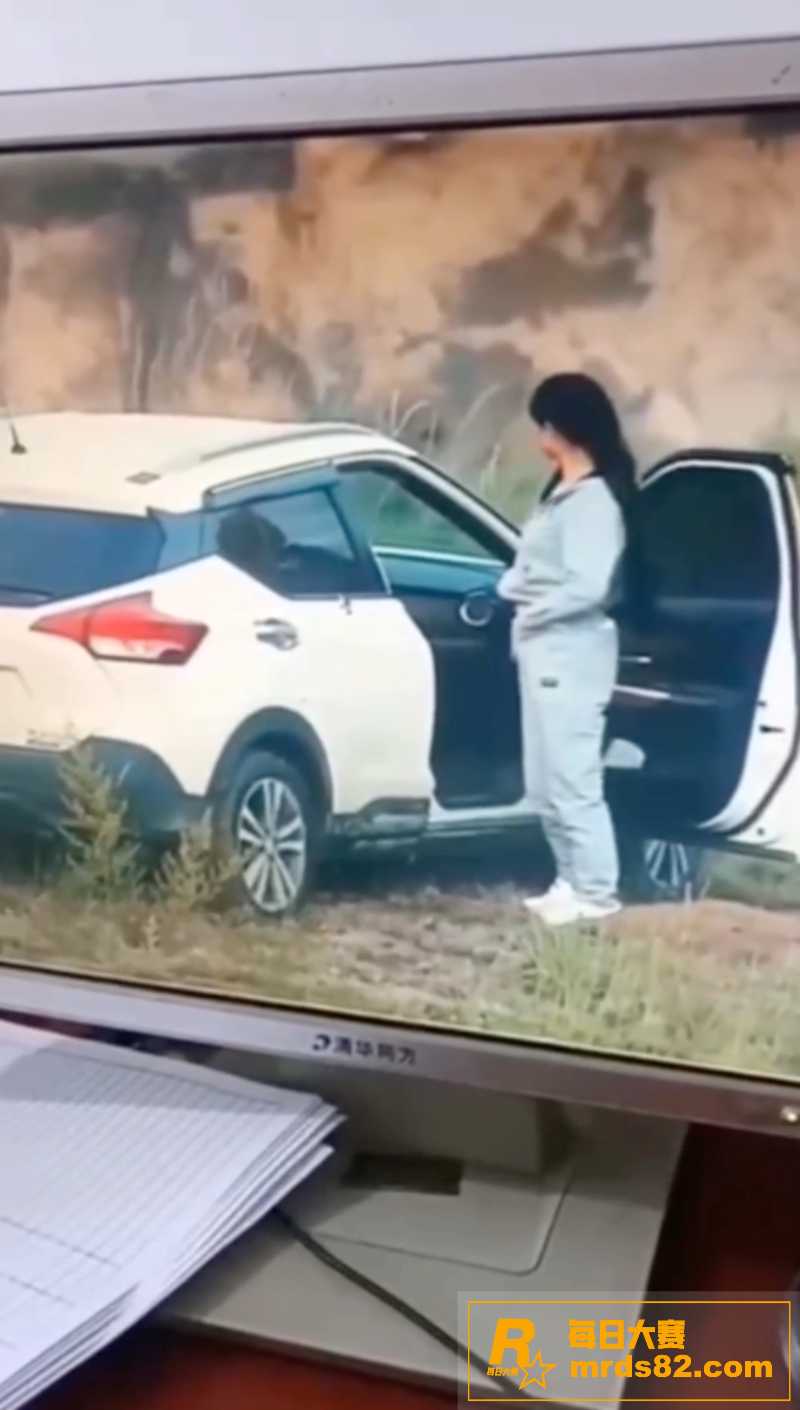 中年男女户外野战 车相关图片4