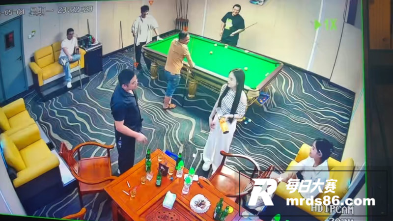 台球室口嗨女挑衅男子相关图片1