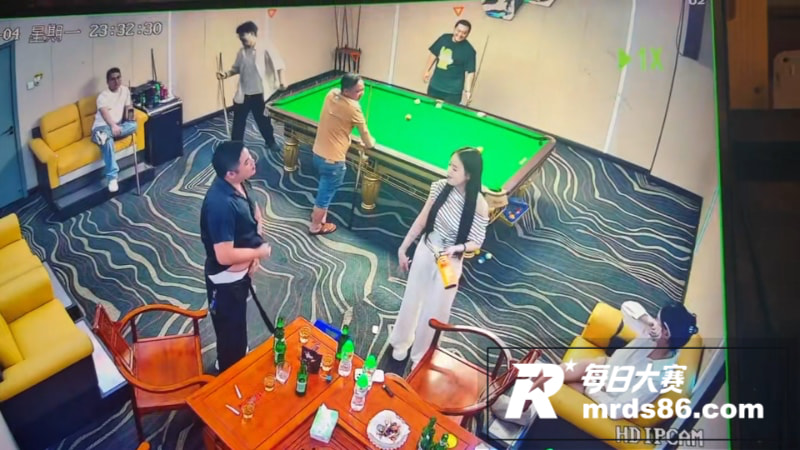 台球室口嗨女挑衅男子相关图片2