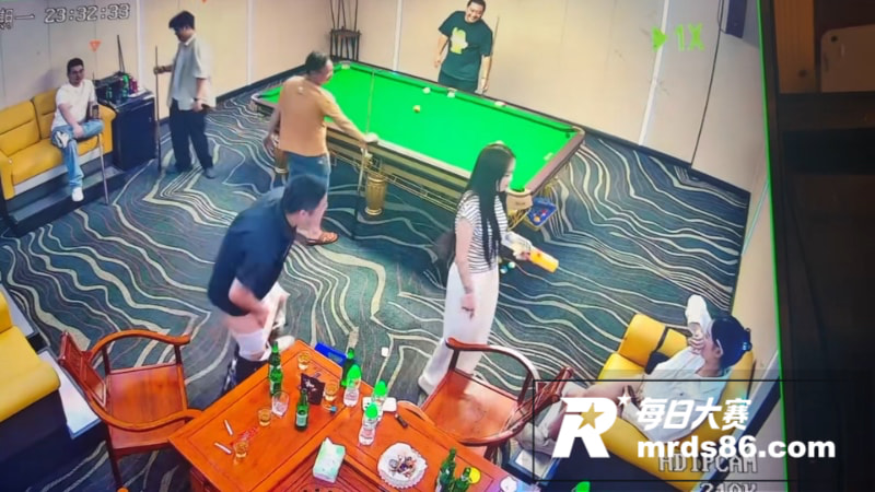 台球室口嗨女挑衅男子相关图片3