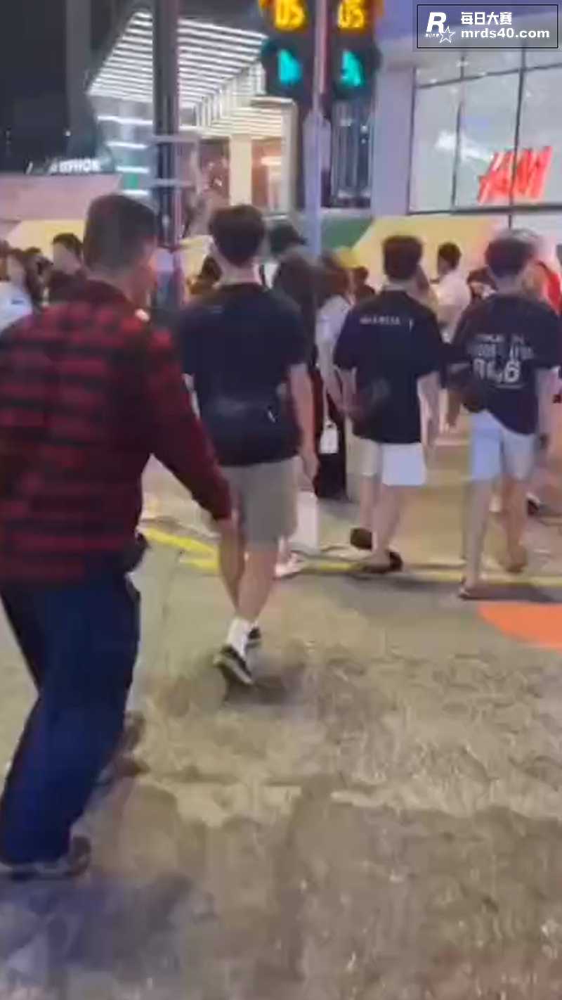 男大学生手提袋暗藏摄相关图片2
