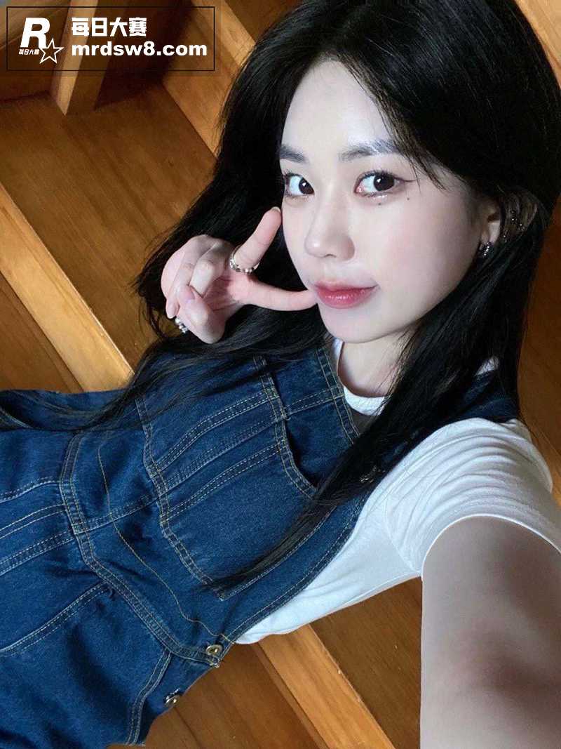 高颜值清纯女大学生泄相关图片1