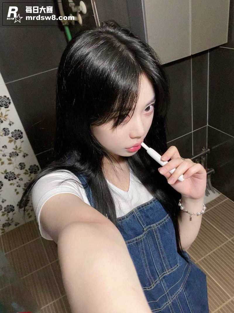 高颜值清纯女大学生泄相关图片2