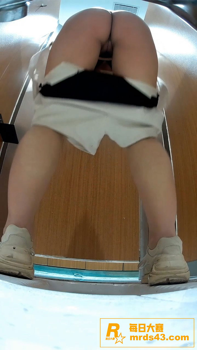 精品厕所偷拍 后视无相关图片7