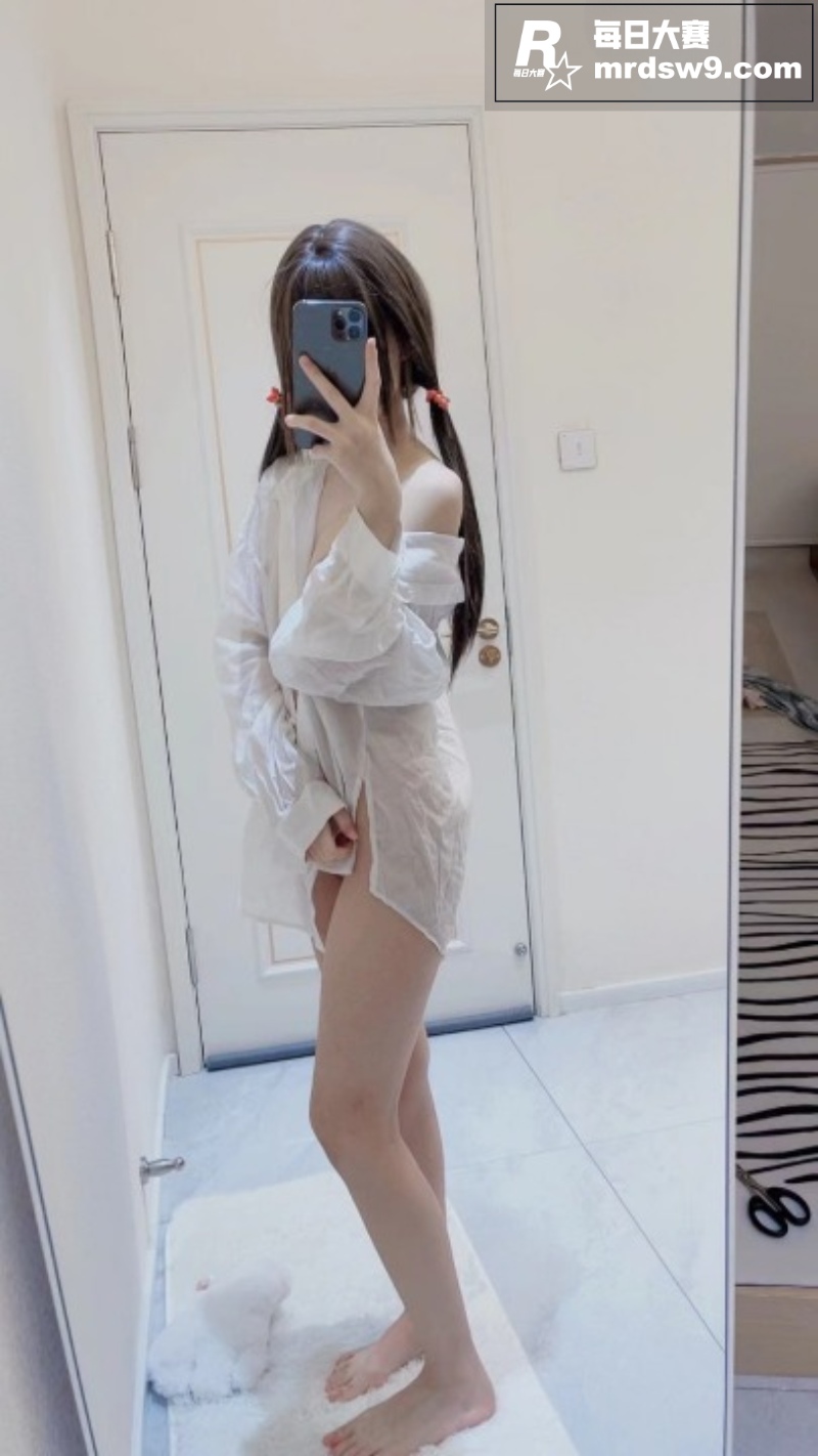 高颜值超甜露脸小萝莉相关图片4