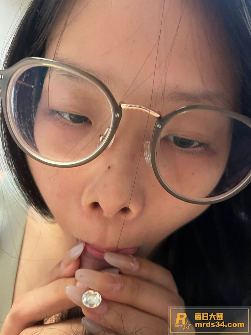 四川大学母狗眼镜妹 相关图片13