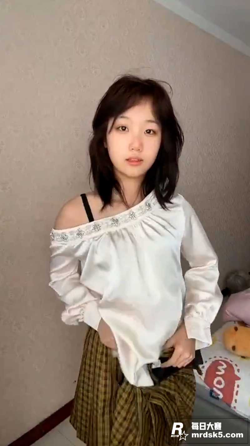 极品高颜少女居家遭遇相关图片1