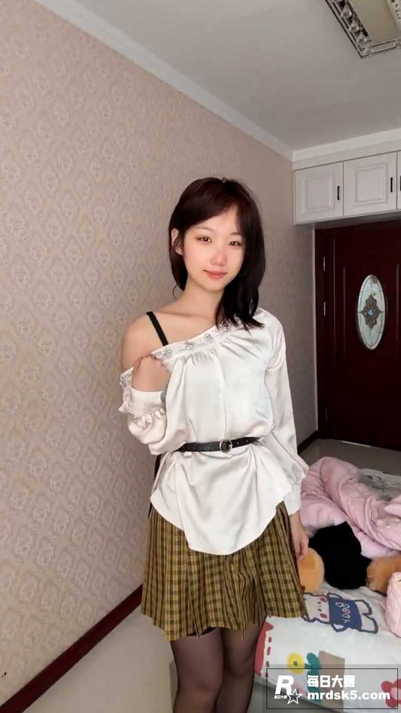 极品高颜少女居家遭遇相关图片2
