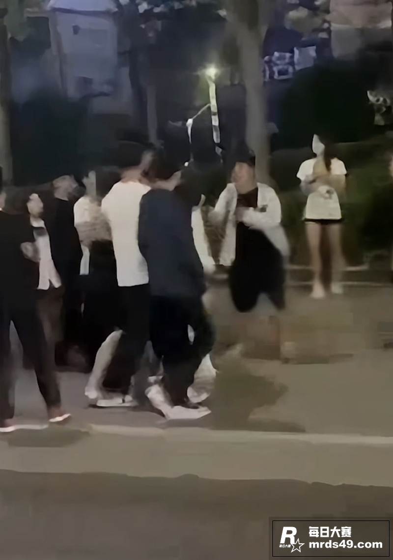 黑丝刀妹街头砍人事件相关图片1