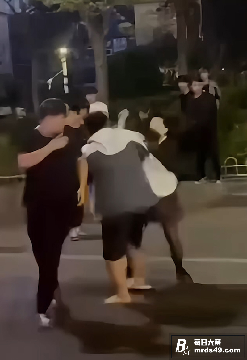 黑丝刀妹街头砍人事件相关图片2