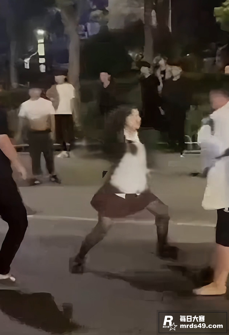 黑丝刀妹街头砍人事件相关图片3
