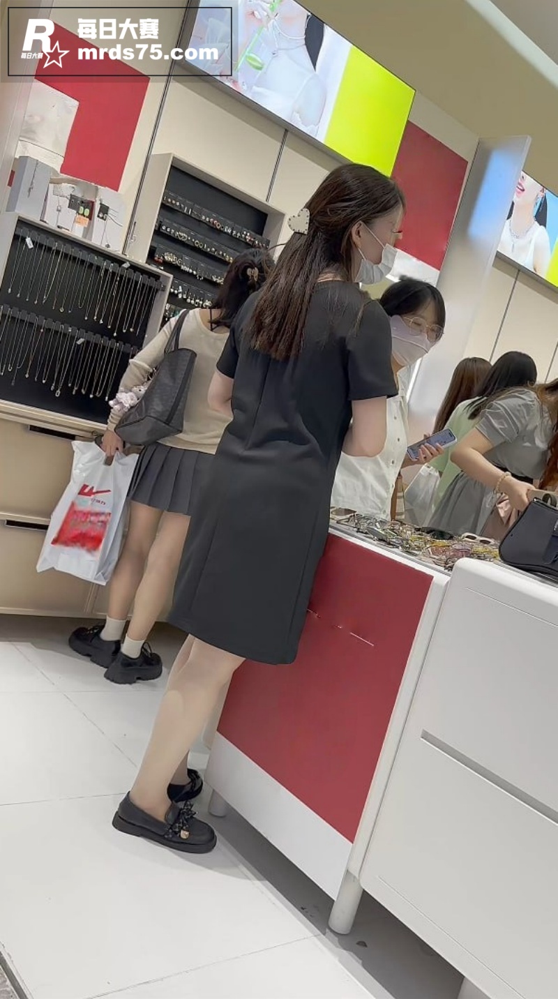 阿吉豆饰品店抄底偷拍相关图片2