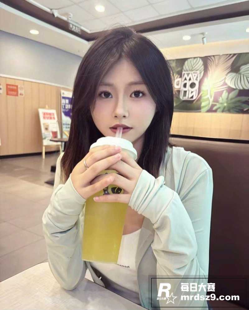 高颜值清纯女大 惠惠相关图片1