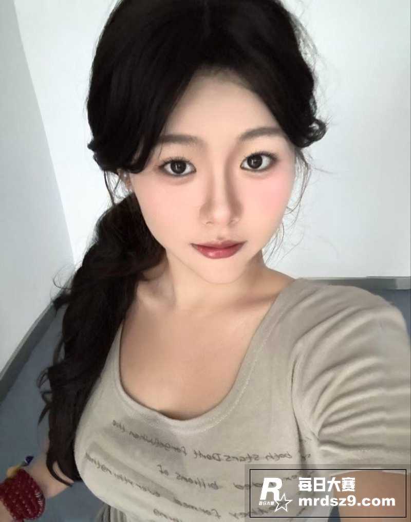 高颜值清纯女大 惠惠相关图片2