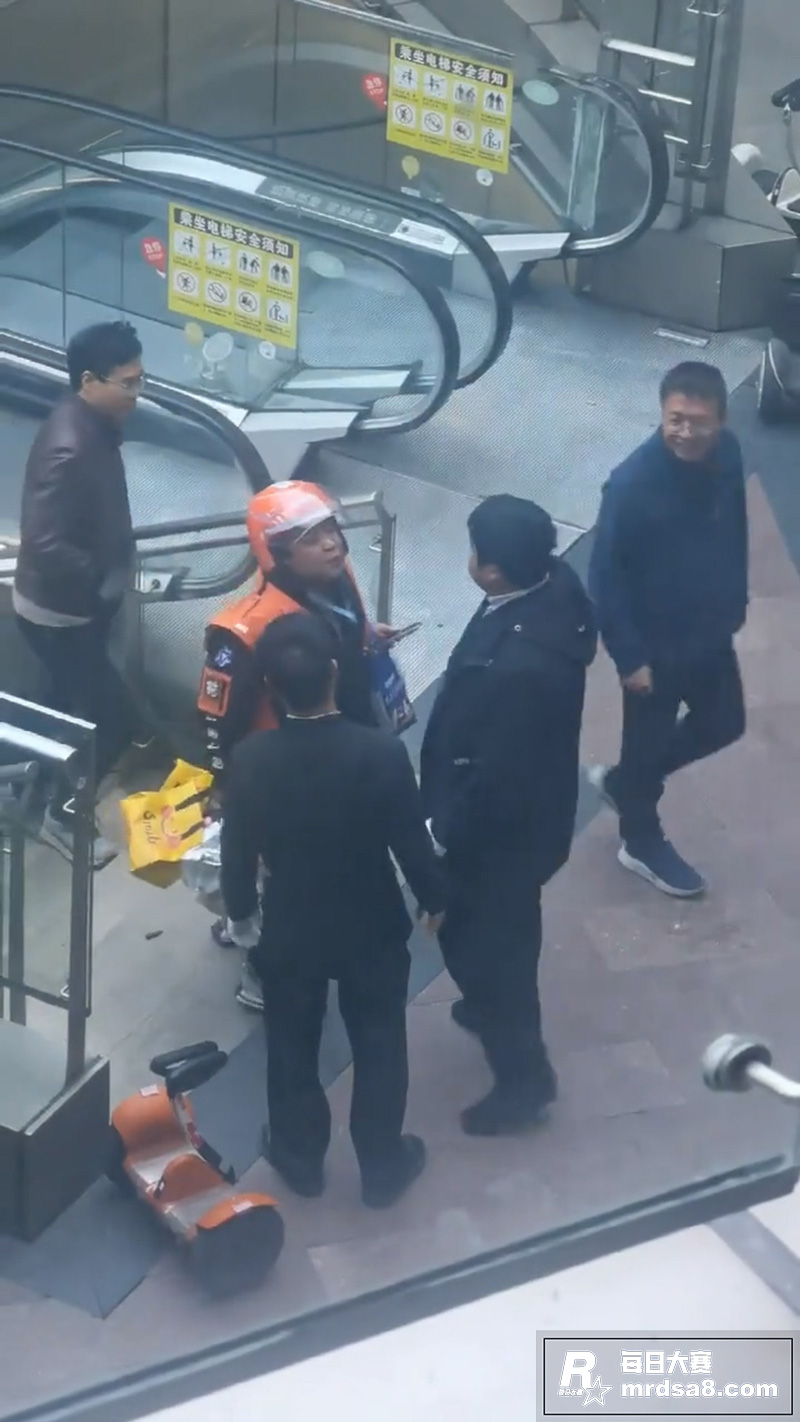 保安和外卖员爆发矛盾相关图片4