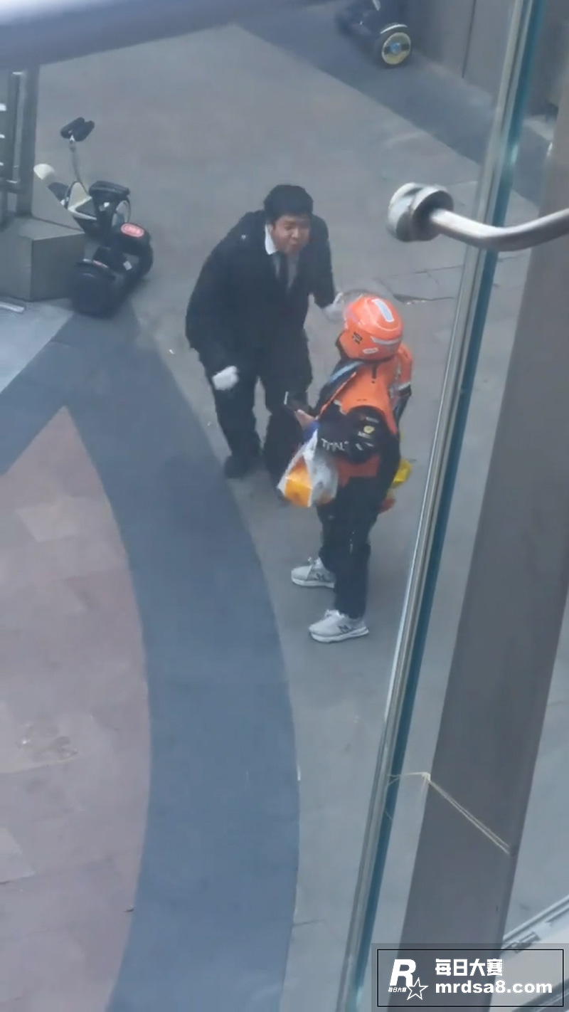 保安和外卖员爆发矛盾相关图片7