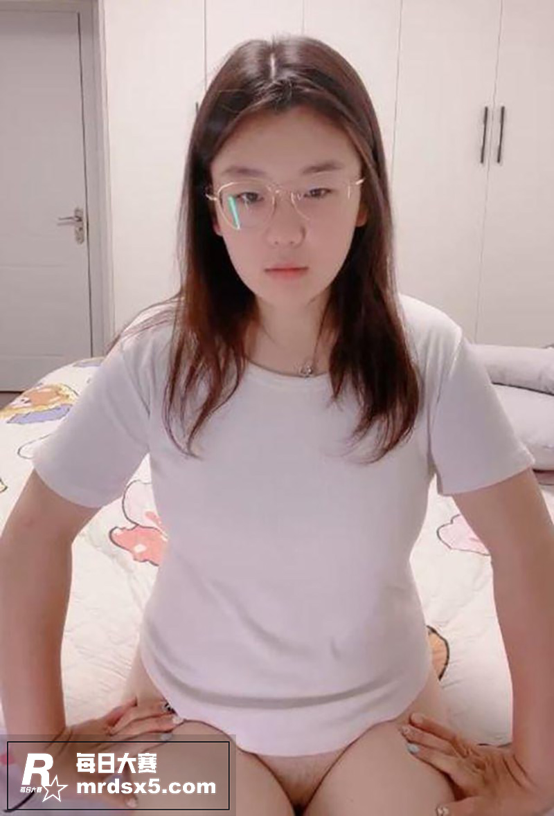 微胖巨乳眼镜妹下海直相关图片1