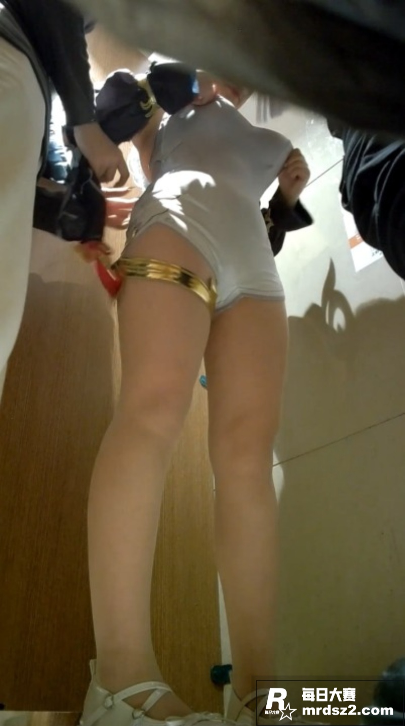 商场公共女厕抄底偷拍相关图片2